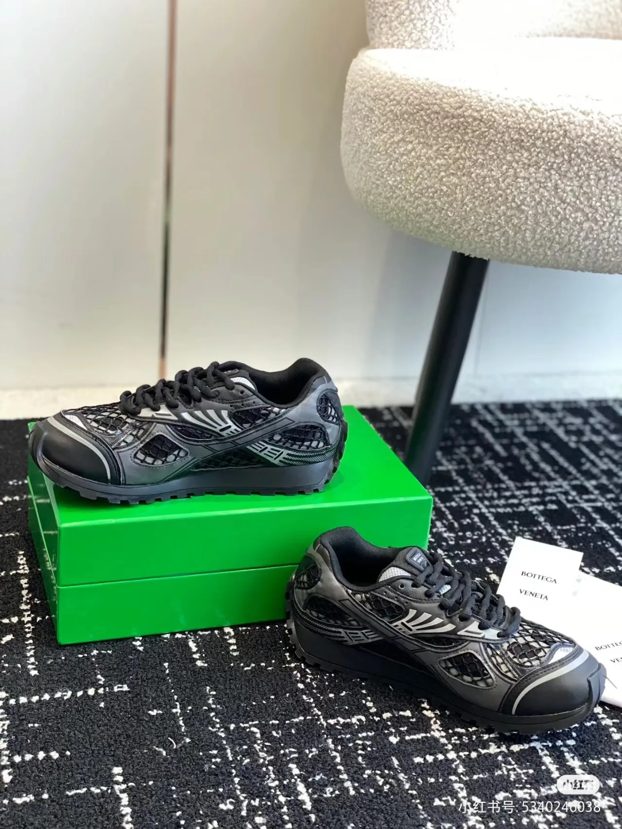 👟👟Ex-factory price 600👟👟 Top version (couples style) Bottega Veneta 23ss autumn and winter show style BV Orbit sneakers Wang Yibo same style couple style casual shoes dad shoes! Runner sneakers! Original purchase and development! Made of original lightweight technical mesh fabric, the same as the original version! The process is complicated! Paired with a rubber outsole designed with a geometric pattern, the high version of the Wang Zha series is actually much taller, but the legs still look slim. Very nice. Durable and durable to play with, standard and version-matching shoe packaging technology, look for high-end versions. The original outsole is exclusively molded, and the color-blocked TPU outsole is used. The material and weight are the same as the original! Size: #Female 35-41 (40 and 41 customized sizes are non-refundable) Male 39-45 (45 size customized are non-returnable and exchangeable)